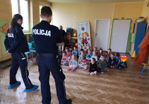 Dzieci uwaznie słuchały o zasadach bezpieczeństwa