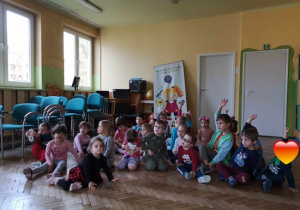 Dzieci chętnie odpowiadają na pytania policjantów