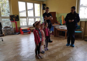 Dzieci recytują wierszyk o bezpieczeństwie