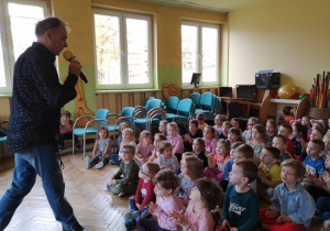 Przedszkolaki z zaangażowaniem słuchają piosenek z ulubionych bajek