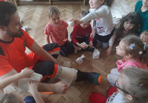 Przedszkolaki uczą się zakładać opatrunek