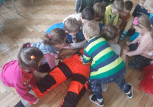 Dzieci układają Panią Ratownik do pozycji bocznej