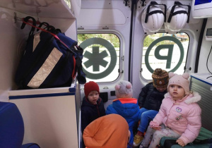 Dzieci z grupy "Pszczółki" w karetce