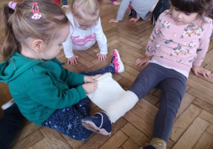 Dzieci z zaangażowaniem uczestniczą w zajęciach