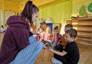 Dzieci uczestniczą w warsztatach