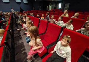 Dzieci w sali teatralnej