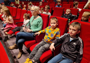 Przedszkolaki oczekują na musical