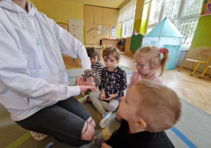 Dzieci przyglądają się lotopłance z bliska