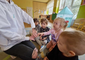 Chętne dzieci mogły pogłaskać Lotę