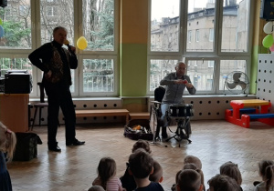 Przedszkolaki poznają nowe instrumenty , m.in. perksuję