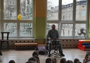 Przedszkolaki słuchają jakie dźwięki wydaje perkusja