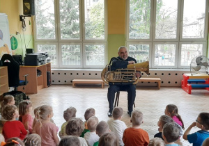 Dzieci poznają instrumenty muzyczne: puzon i baryton