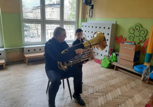 Chłopiec gra na instrumencie