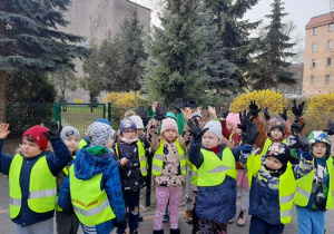 Dzieci zakładają rękawiczki