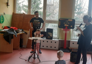 Dziewczynka gra na theremini