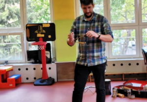 prowadzący prezentuje kolejne instrumenty