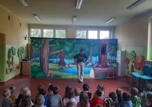 Przedszkolaki gotowe na spektakl