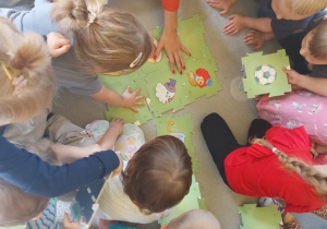Dzieci układają puzzle dla robota