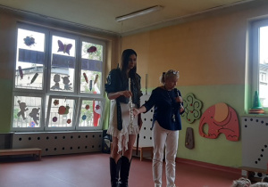Dzieci zapoznają się z fletem poprzecznym