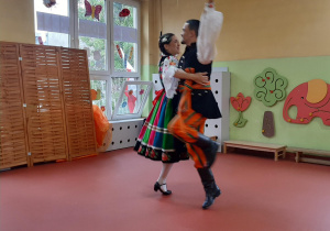 Tancerze tańczą krakowiaka