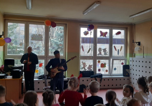 Pan Leszek gra na mandolinie - wspólna zabawa!