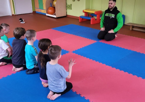 Udział dzieci w zajęciach dodatkowych JUDO prowadzonych przez firmę "Chojrak"