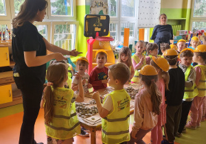 Przedszkolaki uważnie słuchają instrukcji