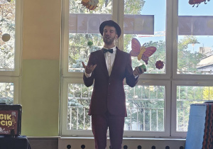 Przedszkolaki biją brawo magikowi