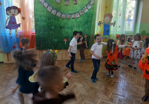 Dzieci tańczą przy muzyce z repertuaru dziecięcego