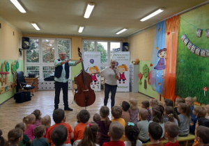 Dzieci poznają nowy instrument muzyczny - kontrabas
