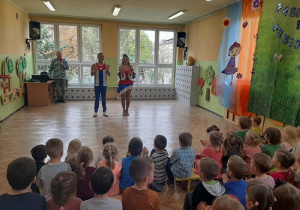Przedszkolaki śpiewają piosenkę na powitanie gości