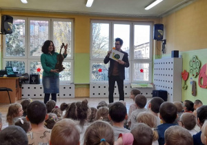 Dzieci poznają budowę skrzypiec