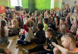 Dzieci klaszczą w rytm muzyki
