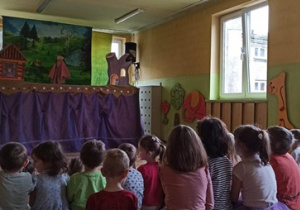 Dzieci z zaciekawieniem oglądają przedstawienie