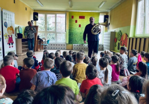 Dzieci śpiewają piosenkę na powitanie i poznają instrumenty: sakshorn barytonowy i puzon