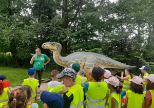 Dzieci słuchają opowieści o dinozaurach