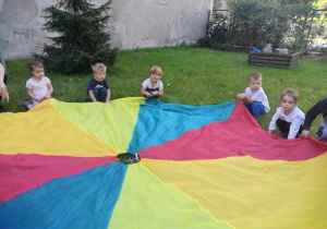 Dzieci i zabawy w ogrodzie przedszkolnym