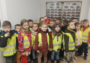 Dzieci zwiedzają budynek straży pożarnej