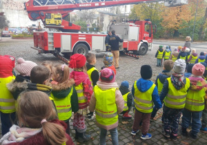 Przedszkolaki oglądają wóz strażacki