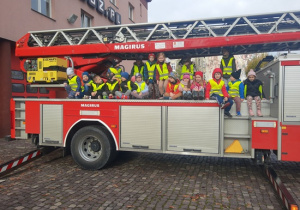 Przedszkolaki testują wóz strażacki