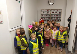Dzieci zwiedzają budynek Straży Pożarnej