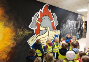 Dzieci zwiedzają budynek Straży Pożarnej