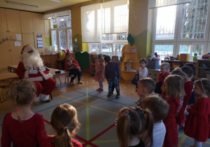 Dzieci prezentują świąteczną piosenkę