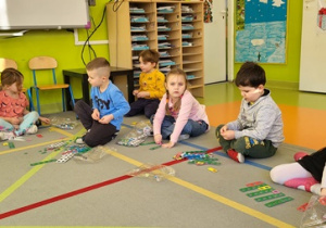 Dzieci układają ciąg liczbowy z klocków Nemi od 1 do 8