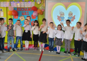 Dzieci śpiewają piosenkę w j.angielskim: "Love somebody yes I do"