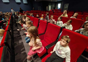 Dzieci w sali teatralnej
