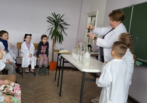 Przedszkolaki obserwują reakcję chemiczną