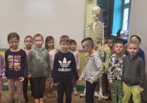 Dzieci zwiedzają klasę przyrodniczą na terenie szkoły
