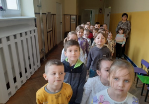 Dzieci zwiedzają szkołę