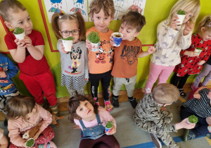 Dzieci prezentują swoje rośliny